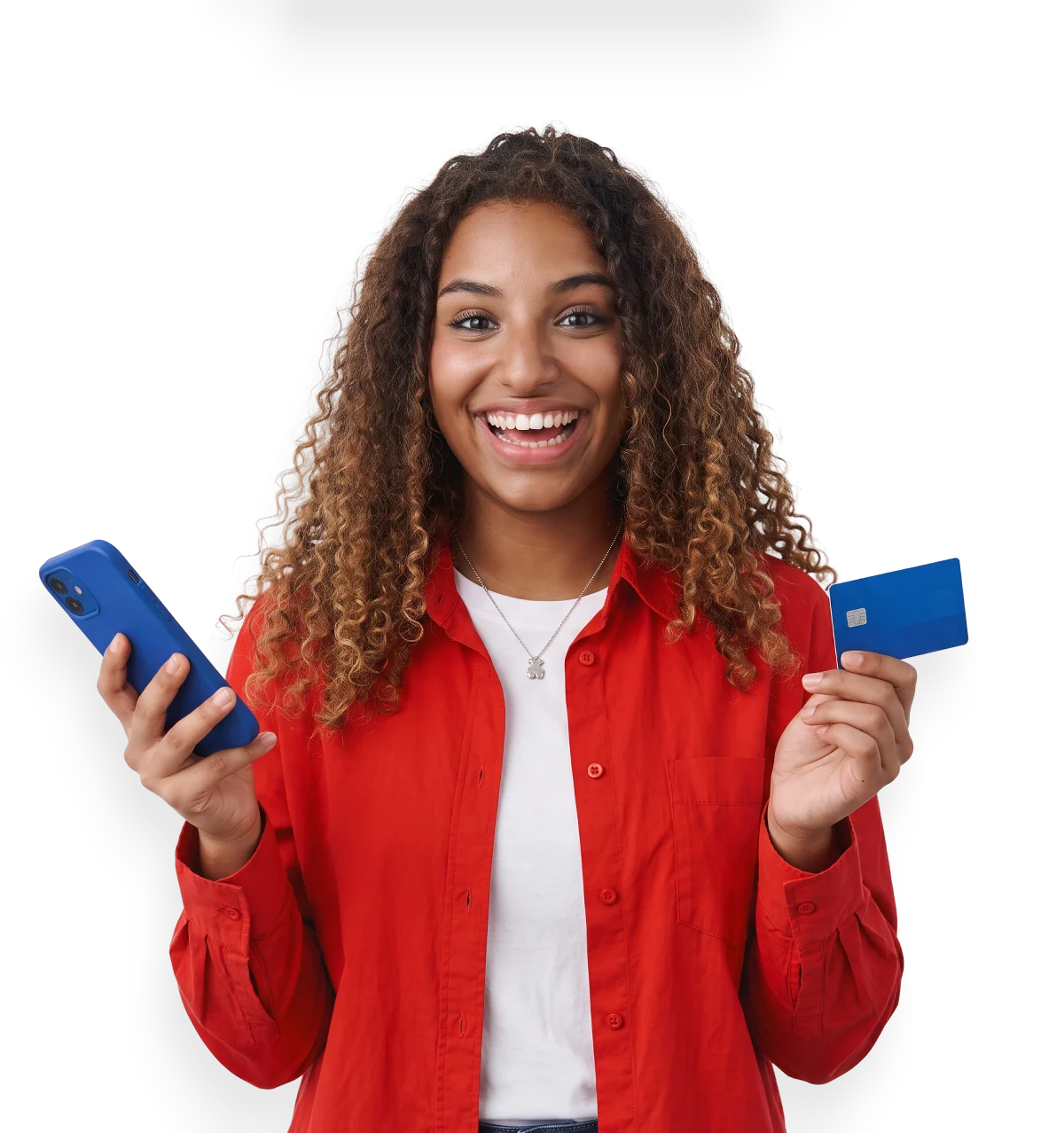 Mulher sorrindo com o celular e um cartão na mão