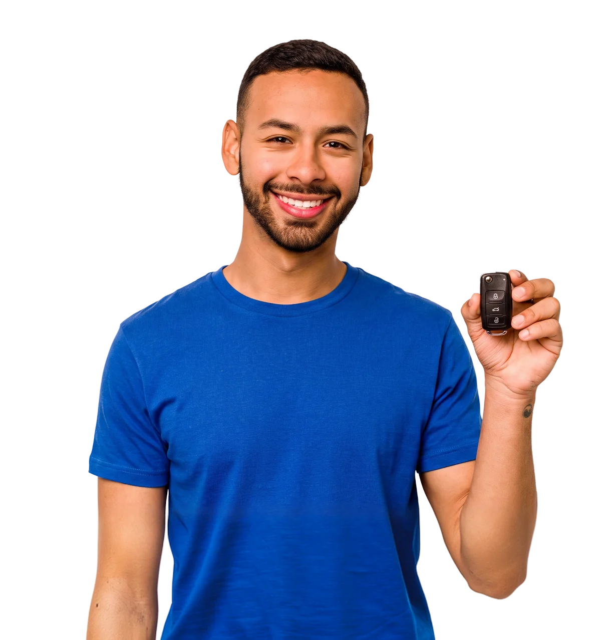 Homem sorrindo segurando a chave de um carro