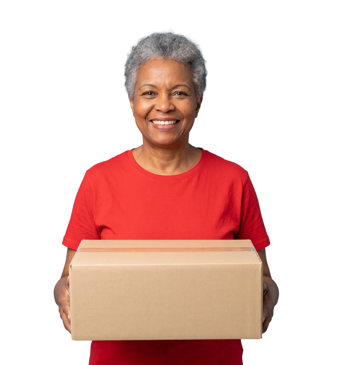 Mulher sorrindo segurando uma caixa de papelão