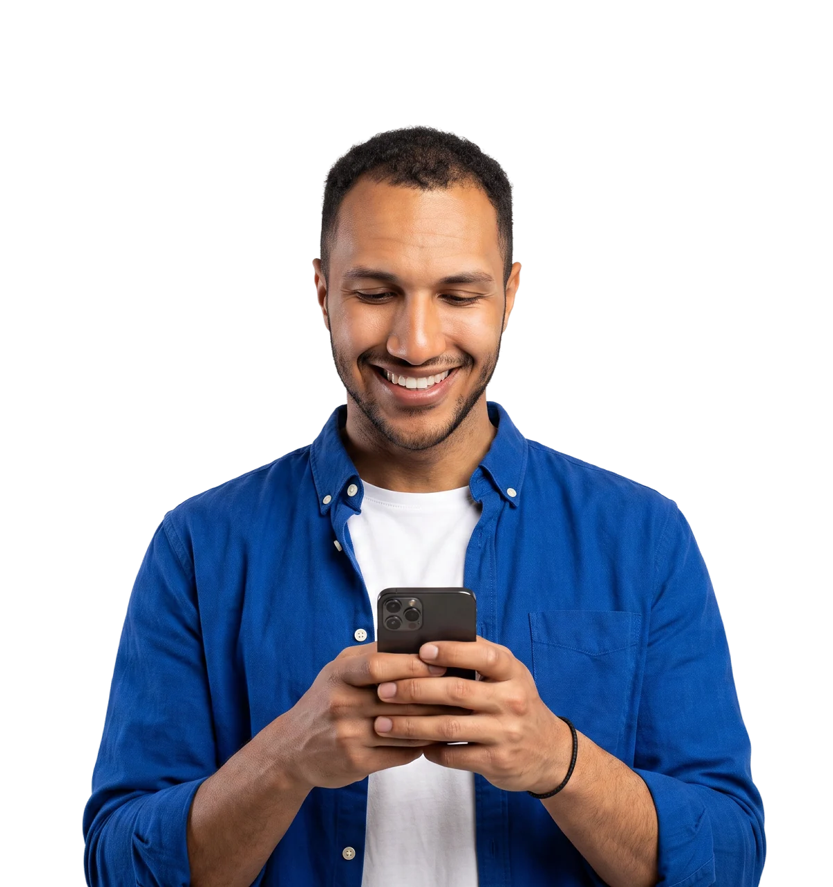 Homem sorrindo usando o celular