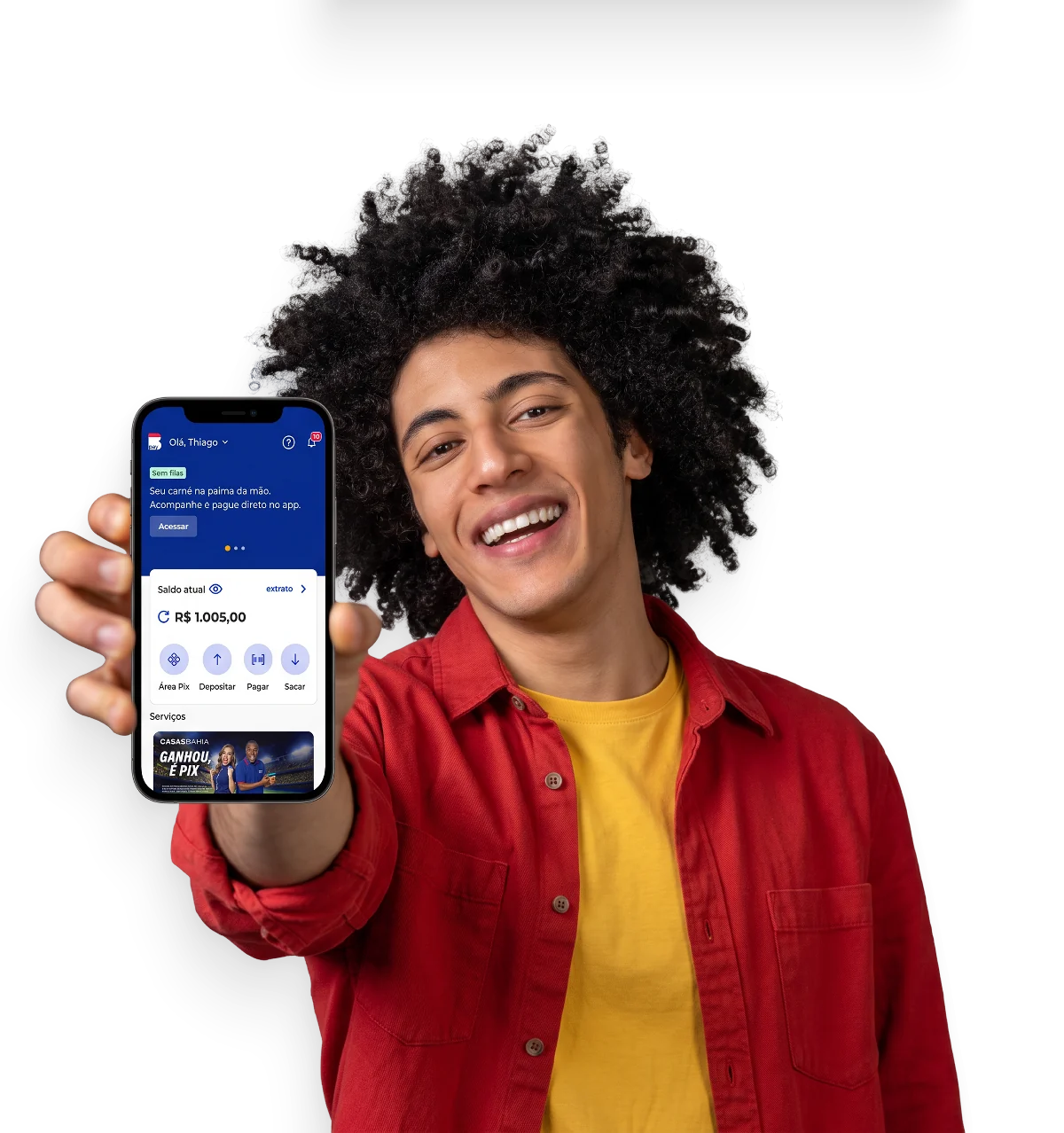 Homem sorrindo mostrando o app Casas Bahia Pay no celular
